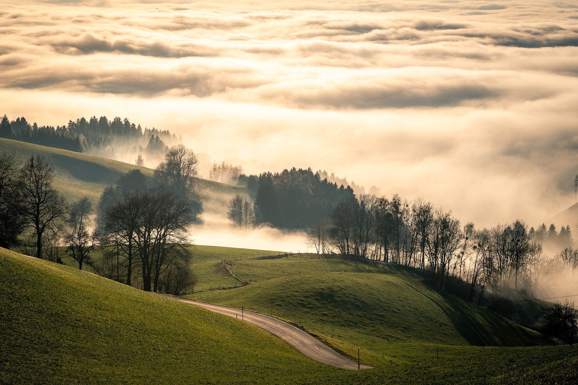 Morgensonne reflektiert sich im Morgennebel des Lanvattal